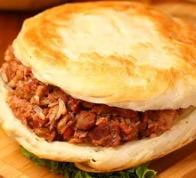 Diaochan Oil-Sprinkled Pork Stuffed Mantou with Fat and Lean