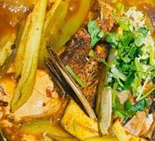 Stewed Bighead Carp in Iron Pot