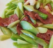 Stir-fried腊肉 with bamboo shoots