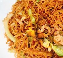 Egg and Pork Stir-Fried Rice Noodles