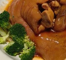 Braised Pork Knuckle in Clay Pot