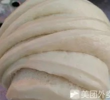 Flower-shaped steamed bun
