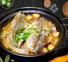 Braised Yellow Croaker in Clay Pot