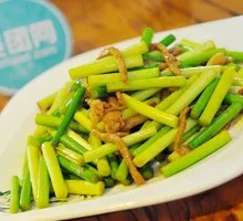 Stir-fried garlic shoots with pork