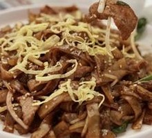 Stir-Fried Rice Noodles with Egg and Beef