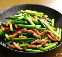 Stir-fried garlic shoots with pork