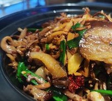 Smoked Bamboo Shoots with Preserved Meat in Clay Pot