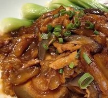 Scallion-Braised Sea Cucumber with Pig's Trotter Tendons