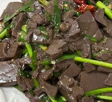 Stir-fried羊血 with leeks