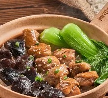 Braised Chicken with Mushrooms in Clay Pot Rice