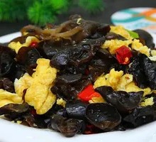 Stir-fried eggs with wood ear mushrooms