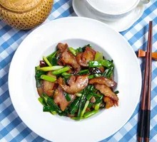 Pork head stir-fried with garlic chives