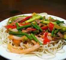 蒜苔炒牛肉盖浇面