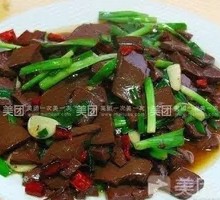 Stir-fried羊血 with leeks
