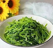 Stir-Fried Garlic Chrysanthemum Greens