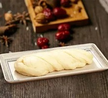 Flower-shaped steamed bun