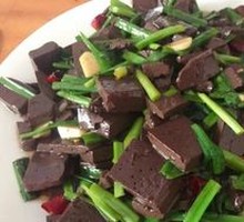 Stir-fried羊血 with leeks