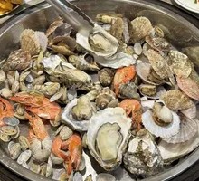 Large Shrimp Steamed in a Large Pot