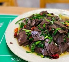 Stir-fried羊血 with leeks