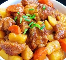 Pork Collar Bone Stewed with Potatoes