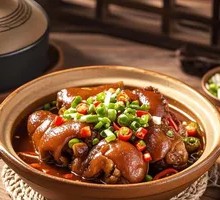 Braised Pig Trotter in Clay Pot