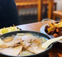 Braised Pork Shank with Chinese Cabbage in Clay Pot