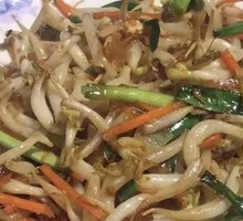 Stir-fried leek with bean sprouts