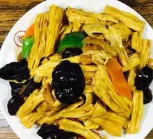 Fried Tofu Skin with Wood Ear Mushrooms