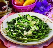 Stir-Fried Garlic Chrysanthemum Greens