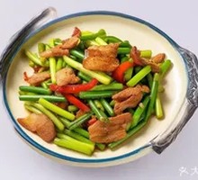 Stir-fried garlic shoots with pork