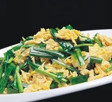 Stir-fried eggs with chives