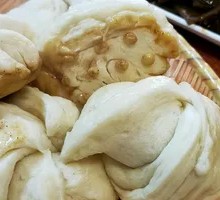 Flower-shaped steamed bun
