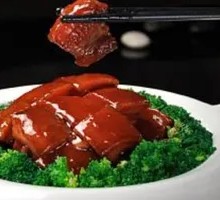 Wine-Scented Stewed Meat in a Pot