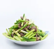 Stir-fried Beef with Garlic Shoots and Noodles
