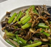 Lion's Mane Mushroom Stir-Fried with Wild Celery