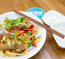 Celery and Green Pepper Stir-Fried Noodles with Pork