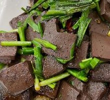 Stir-fried羊血 with leeks