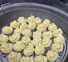 Flower-shaped steamed bun