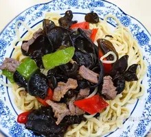Black Mushroom Stir-Fry Beef Noodles