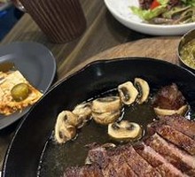 Pan-seared Sirloin Steak with Mashed Potatoes