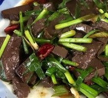 Stir-fried羊血 with leeks