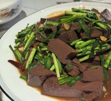 Stir-fried羊血 with leeks