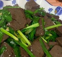 Stir-fried羊血 with leeks