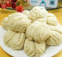 Flower-shaped steamed bun