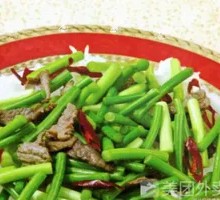 Stir-fried garlic shoots with pork over rice