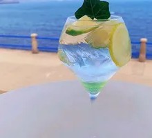 Golden Gin Tonic