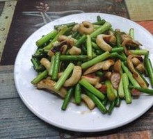 Stir-fried Squid with Garlic Shoots