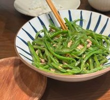 Stir-fried shredded pork with lentils