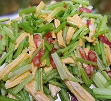 Crisp Celery Stir-Fried with Sausage and Tofu Skin