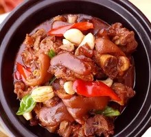 Braised Pork Trotter with Chinese Cabbage in Clay Pot